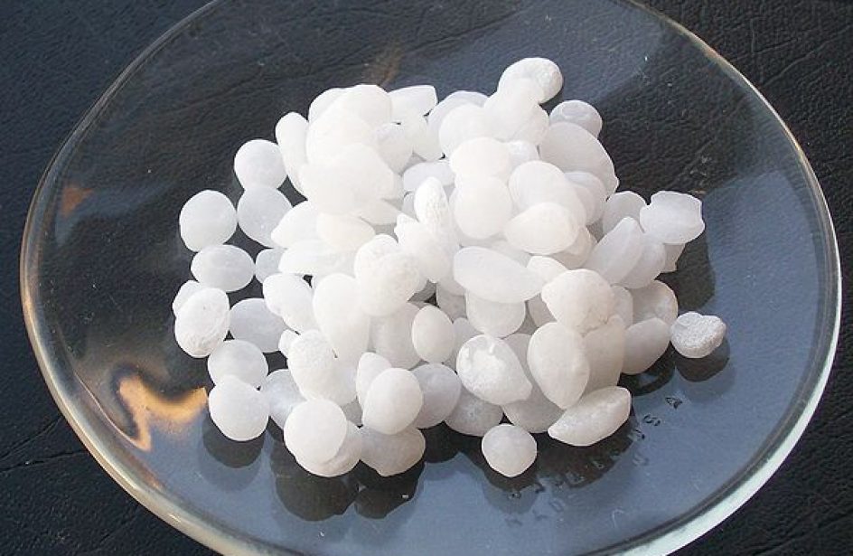 Caustic soda pearls